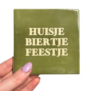 Tegeltjes met tekst 'Huisje biertje feestje'